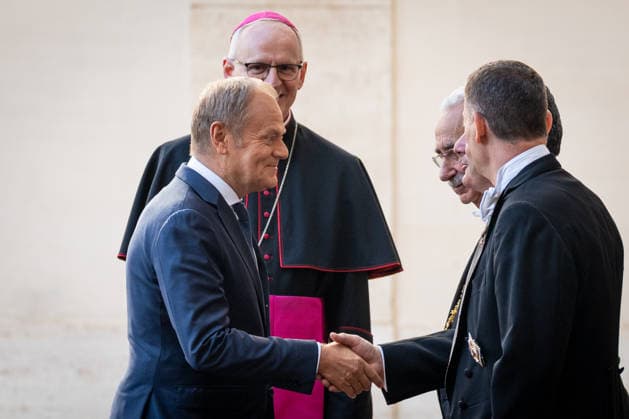 Prime Minister of the Republic of Poland, Donald Tusk, arrives in the St. Damasus courtyard before the audience with Pope Francis at the Apostolic Palace, Vatican City, Vatican, on 07 May 2026. Prime Minister of the Republic of Poland, Donald Tusk, arrives in the St. Damasus courtyard and is welcomed by Archbishop Petar RajiÄ, the new Prefect of the Papal Household, before the audience with Pope Francis at the Apostolic Palace, Vatican City, Vatican, on 07 May 2026., Credit:Stefano Costantino TTL Avalon Vatican, Vatican City  Copyright: xStefanoxCostantinoxTTLx xAvalonx 1097030508