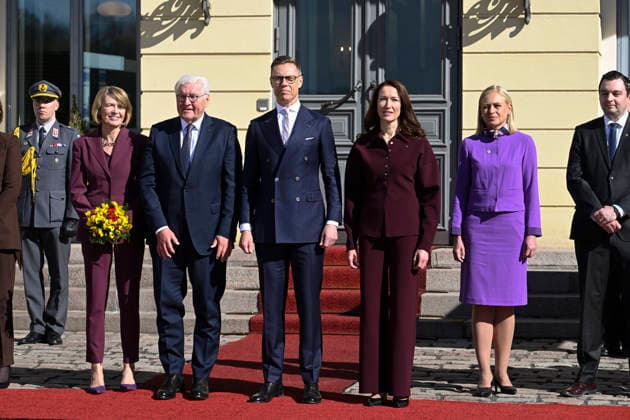 President of the Republic of Finland Alexander Stubb and his spouse Mrs Suzanne Innes-Stubb and Finnish Minister for European Affairs and Ownership Steering Joakim Strand (R) and Finnish Foreign Minister Elina Valtonen welcome Mr Frank-Walter Steinmeier, President of the Federal Republic of Germany and Mrs Elke Büdenbender (L) pose at the Courtyard of the Presidential Palace during welcoming ceremony in Helsinki, Finland on May 7, 2026. - HEIKKI SAUKKOMAA Helsinki Finland  Copyright: xHeikkixSaukkomaax xS63Pn_EDck