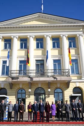 President of the Republic of Finland Alexander Stubb and his spouse Mrs Suzanne Innes-Stubb and Finnish Minister for European Affairs and Ownership Steering Joakim Strand and Finnish Foreign Minister Elina Valtonen welcome Mr Frank-Walter Steinmeier, President of the Federal Republic of Germany and Mrs Elke Büdenbender pose at the Courtyard of the Presidential Palace during welcoming ceremony in Helsinki, Finland on May 7, 2026. - HEIKKI SAUKKOMAA Helsinki Finland  Copyright: xHeikkixSaukkomaax SNg71bMn8-I