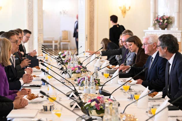 LKS 20260507 President of the Republic of Finland Alexander Stubb (L) and Mr Frank-Walter Steinmeier, President of the Federal Republic of Germany attend the discussions between the German and the Finnish delegations held at the Presidential Palace in Helsinki, Finland on May 7, 2026. - HEIKKI SAUKKOMAA Helsinki Finland  Copyright: xHeikkixSaukkomaax wamnvUZuKy4