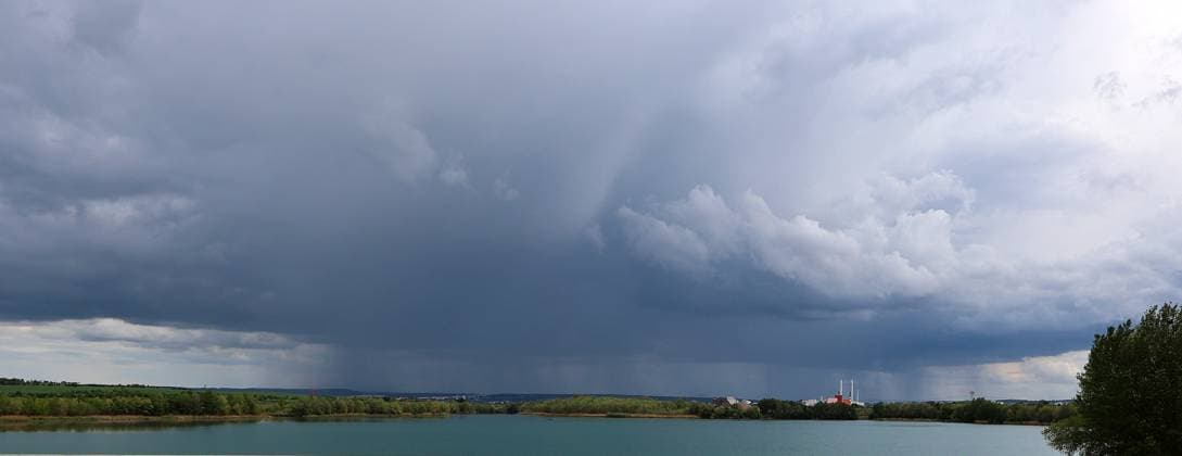 Thunderclouds 06 05 2026, Erfurt, thunderclouds dark clouds in the sky over Erfurt, view over the Erfurt lake district Schwerborner See