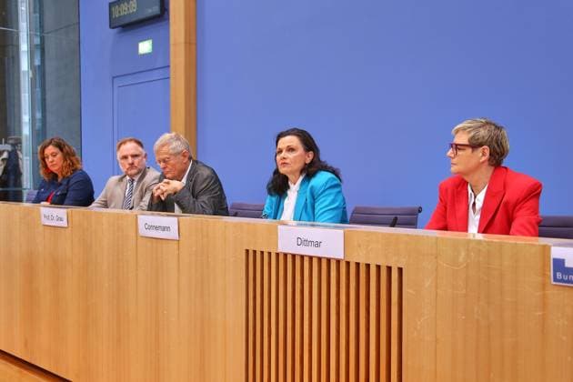 Berlin, Germany, 07 05 2026 Federal Press Conference Paradigm shift in organ donation contradiction regulation now Julia Christina Stange Left , Peter Aumer CSU , Armin Grau Greens , Gitta Connemann CDU , Sabine Dittmar SPD Copyright: xdtsxNachrichtenagenturx dts_118055