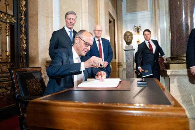 Friedrich Merz, German Chancellor, on his arrival and inscription in the Overseas Clubs Golden Book, with Peter Tschentscher, First Mayor, and Harald Vogelsang, President of the Overseas Club and Chairman of the Management Board of Hamburger Sparkasse 76 Great Overseas Day in Hamburg, April 2026 Ceremony at Hamburg City Hall, Hamburg Hamburg Germany City Hall