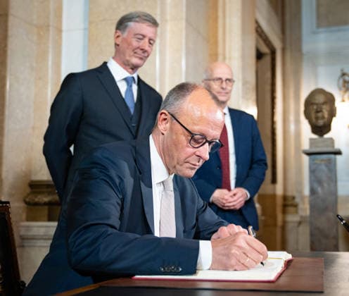 Friedrich Merz, German Chancellor, on his arrival and inscription in the Overseas Clubs Golden Book, with Peter Tschentscher, First Mayor, and Harald Vogelsang, President of the Overseas Club and Chairman of the Management Board of Hamburger Sparkasse 76 Great Overseas Day in Hamburg, April 2026 Ceremony at Hamburg City Hall, Hamburg Hamburg Germany City Hall