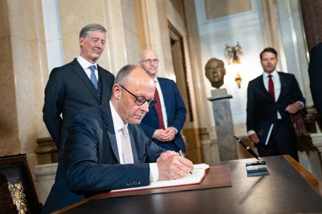 Friedrich Merz, German Chancellor, on his arrival and inscription in the Overseas Clubs Golden Book, with Peter Tschentscher, First Mayor, and Harald Vogelsang, President of the Overseas Club and Chairman of the Management Board of Hamburger Sparkasse 76 Great Overseas Day in Hamburg, April 2026 Ceremony at Hamburg City Hall, Hamburg Hamburg Germany City Hall