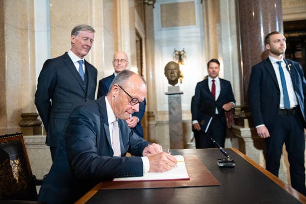 Friedrich Merz, Federal Chancellor, on his arrival and inscription in the Golden Book of the Overseas Club, with Peter Tschentscher, First Mayor, and Harald Vogelsang, President of the Overseas Club and Chairman of the Board of Hamburger Sparkasse 76 Great Overseas Day in Hamburg, April 2026 Ceremony at Hamburg City Hall, Hamburg Hamburg Germany City Hall