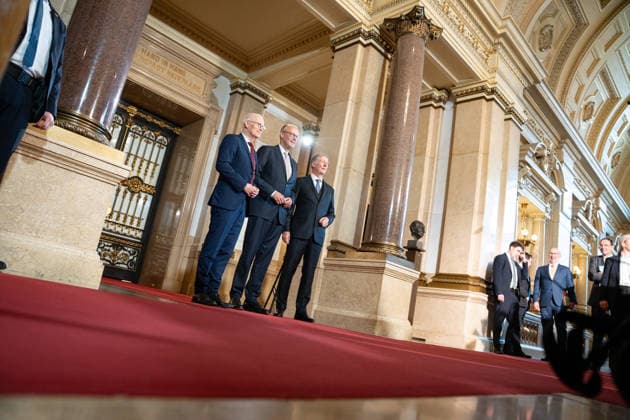 Friedrich Merz, Federal Chancellor, on his arrival and inscription in the Golden Book of the Overseas Club, with Peter Tschentscher, First Mayor, and Harald Vogelsang, President of the Overseas Club and Chairman of the Board of Hamburger Sparkasse 76 Great Overseas Day in Hamburg, April 2026 Ceremony at Hamburg City Hall, Hamburg Hamburg Germany City Hall
