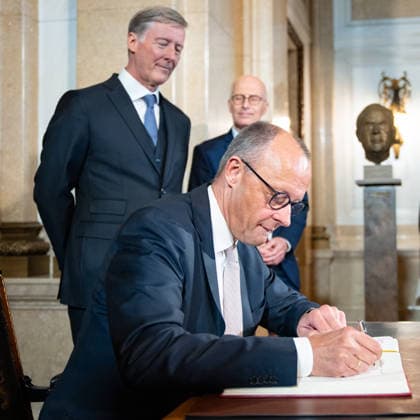 Friedrich Merz, German Chancellor, on his arrival and inscription in the Overseas Clubs Golden Book, with Peter Tschentscher, First Mayor, and Harald Vogelsang, President of the Overseas Club and Chairman of the Management Board of Hamburger Sparkasse 76 Great Overseas Day in Hamburg, April 2026 Ceremony at Hamburg City Hall, Hamburg Hamburg Germany City Hall