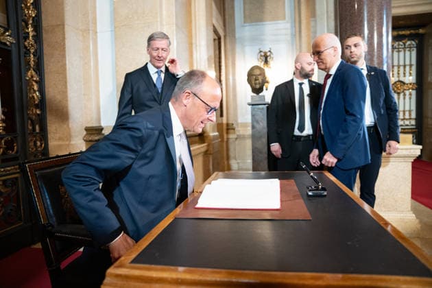 Friedrich Merz, German Chancellor, on his arrival and inscription in the Overseas Clubs Golden Book, with Peter Tschentscher, First Mayor, and Harald Vogelsang, President of the Overseas Club and Chairman of the Management Board of Hamburger Sparkasse 76 Great Overseas Day in Hamburg, April 2026 Ceremony at Hamburg City Hall, Hamburg Hamburg Germany City Hall