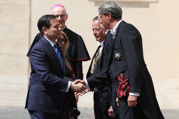 Vatican City, May 7, 2026: U.S. Secretary of State Marco Rubio and his wife, Jeanette Dousdebes Rubio, arrive in the San Damaso Courtyard, where they were received by Apostolic Nuncio Petar Rajic for an official meeting with Pope Leo XIV and Cardinal Pietro Parolin. The visit takes place in a particularly delicate diplomatic climate, following Donald Trump s recent statements against the Pontiff, which have attracted the attention of the international community and global media. The meeting thus takes on strong symbolic and institutional significance, focusing on the dialogue between the Holy See and the United States, geopolitical tensions, and the role of Vatican diplomacy in the contemporary landscape.  Copyright: xmarcoxiacobuccix xipa-agency.netx xmarcoxiacobuccix IPA_Agency_IPA74485816