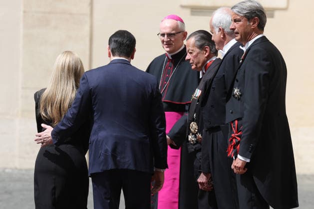 Vatican City, May 7, 2026: U.S. Secretary of State Marco Rubio and his wife, Jeanette Dousdebes Rubio, arrive in the San Damaso Courtyard, where they were received by Apostolic Nuncio Petar Rajic for an official meeting with Pope Leo XIV and Cardinal Pietro Parolin. The visit takes place in a particularly delicate diplomatic climate, following Donald Trump s recent statements against the Pontiff, which have attracted the attention of the international community and global media. The meeting thus takes on strong symbolic and institutional significance, focusing on the dialogue between the Holy See and the United States, geopolitical tensions, and the role of Vatican diplomacy in the contemporary landscape.  Copyright: xmarcoxiacobuccix xipa-agency.netx xmarcoxiacobuccix IPA_Agency_IPA74485825