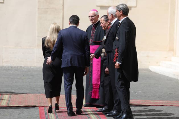 Vatican City, May 7, 2026: U.S. Secretary of State Marco Rubio and his wife, Jeanette Dousdebes Rubio, arrive in the San Damaso Courtyard, where they were received by Apostolic Nuncio Petar Rajic for an official meeting with Pope Leo XIV and Cardinal Pietro Parolin. The visit takes place in a particularly delicate diplomatic climate, following Donald Trump s recent statements against the Pontiff, which have attracted the attention of the international community and global media. The meeting thus takes on strong symbolic and institutional significance, focusing on the dialogue between the Holy See and the United States, geopolitical tensions, and the role of Vatican diplomacy in the contemporary landscape.  Copyright: xmarcoxiacobuccix xipa-agency.netx xmarcoxiacobuccix IPA_Agency_IPA74485826