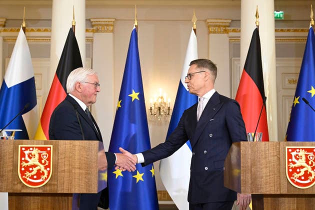 LKS 20260507 President of the Republic of Finland Alexander Stubb (R) and Mr Frank-Walter Steinmeier, President of the Federal Republic of Germany (L) shake hands after their press conferance at the Presidential Palace in Helsinki, Finland on May 7, 2026. - HEIKKI SAUKKOMAA Helsinki Finland  Copyright: xHeikkixSaukkomaax DrNlKm93PKo