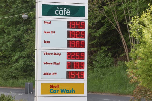 The fuel discount has been in force since 01 05 2026 The German government has reduced the energy tax on petrol and diesel until the end of June The savings are expected to be around 17 cents per liter SHELL petrol station in Siegen in the morning The current fuel prices for diesel, Super E10 and Super are below 2 euros Petrol station, fuel prices on 07 05 2026 in Siegen