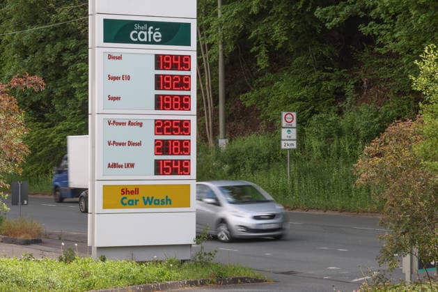 The fuel discount has been in force since 01 05 2026 The German government has reduced the energy tax on petrol and diesel until the end of June The savings are expected to be around 17 cents per liter SHELL petrol station in Siegen in the morning The current fuel prices for diesel, Super E10 and Super are below 2 euros Petrol station, fuel prices on 07 05 2026 in Siegen