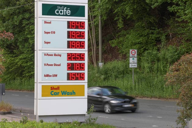 The fuel discount has been in force since 01 05 2026 The German government has reduced the energy tax on petrol and diesel until the end of June The savings are expected to be around 17 cents per liter SHELL petrol station in Siegen in the morning The current fuel prices for diesel, Super E10 and Super are below 2 euros Petrol station, fuel prices on 07 05 2026 in Siegen