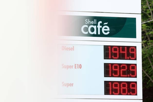 The fuel discount has been in force since 01 05 2026 The German government has reduced the energy tax on petrol and diesel until the end of June The savings are expected to be around 17 cents per liter SHELL petrol station in Siegen in the morning The current fuel prices for diesel, Super E10 and Super are below 2 euros Petrol station, fuel prices on 07 05 2026 in Siegen