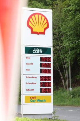 The fuel discount has been in force since 01 05 2026 The German government has reduced the energy tax on petrol and diesel until the end of June The savings are expected to be around 17 cents per liter SHELL petrol station in Siegen in the morning The current fuel prices for diesel, Super E10 and Super are below 2 euros Petrol station, fuel prices on 07 05 2026 in Siegen