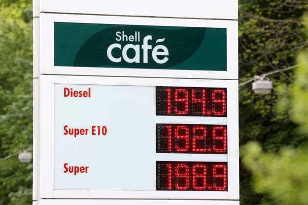 The fuel discount has been in force since 01 05 2026 The German government has reduced the energy tax on petrol and diesel until the end of June The savings are expected to be around 17 cents per liter SHELL petrol station in Siegen in the morning The current fuel prices for diesel, Super E10 and Super are below 2 euros Petrol station, fuel prices on 07 05 2026 in Siegen