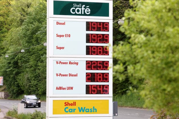 The fuel discount has been in force since 01 05 2026 The German government has reduced the energy tax on petrol and diesel until the end of June The savings are expected to be around 17 cents per liter SHELL petrol station in Siegen in the morning The current fuel prices for diesel, Super E10 and Super are below 2 euros Petrol station, fuel prices on 07 05 2026 in Siegen