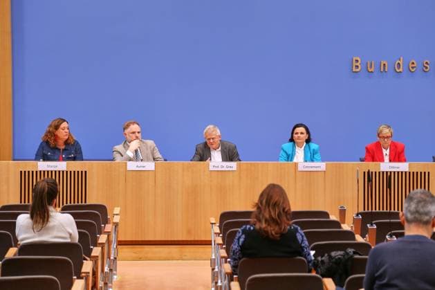 Berlin, Germany, 07 05 2026 Federal Press Conference Paradigm shift in organ donation contradiction regulation now Julia Christina Stange Left , Peter Aumer CSU , Armin Grau Greens , Gitta Connemann CDU , Sabine Dittmar SPD Copyright: xdtsxNachrichtenagenturx dts_118058