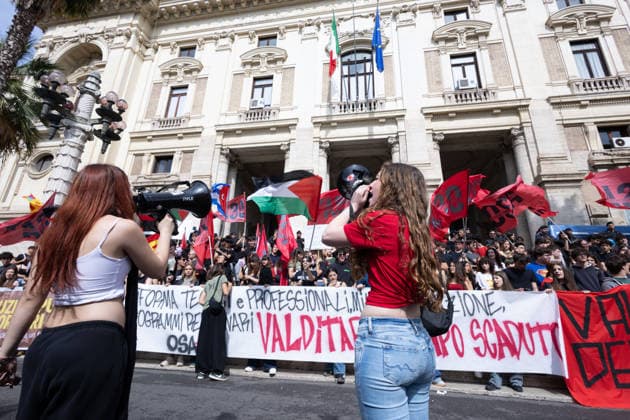 Demonstration in Rome in front of the Ministry of Education headquarters on the occasion of the school workers strike.  Copyright: xMatteoxNardonex xipa-agency.netx xMatteoxNardonex IPA_Agency_IPA74485969