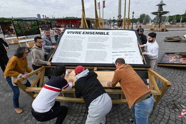 Violence following the Bayern PSG match Yann Arthus Bertrands exhibition on living together was vandalized at Place de la Concorde Volunteers are helping him put everything back in place The photographer apologized on social networks for seeing his panels littering the ground, before thanking the volunteers who came to help him put them back in place on Thursday morning 07 05 2026 Paris, FRANCE Lionel Urman Bestimage Violence following the Bayern PSG match Yann Arthus Bertrands exhibition on living together was vandalized at Place de la Concorde Volunteers are helping him put everything back in place The photographer expressed his dismay on social media at seeing his display panels strewn across the ground He went on to thank the volunteer  Copyright: xLIONELxURMANxx xBESTIMAGExLIONELxURMANxx xBESTIMAGEx