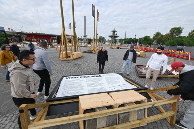 Violence following the Bayern PSG match Yann Arthus Bertrands exhibition on living together was vandalized at Place de la Concorde Volunteers are helping him put everything back in place The photographer apologized on social networks for seeing his panels littering the ground, before thanking the volunteers who came to help him put them back in place on Thursday morning 07 05 2026 Paris, FRANCE Lionel Urman Bestimage Violence following the Bayern PSG match Yann Arthus Bertrands exhibition on living together was vandalized at Place de la Concorde Volunteers are helping him put everything back in place The photographer expressed his dismay on social media at seeing his display panels strewn across the ground He went on to thank the volunteer  Copyright: xLIONELxURMANxx xBESTIMAGExLIONELxURMANxx xBESTIMAGEx