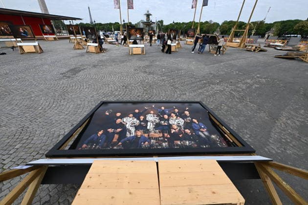 Violence following the Bayern PSG match Yann Arthus Bertrands exhibition on living together was vandalized at Place de la Concorde Volunteers are helping him put everything back in place The photographer apologized on social networks for seeing his panels littering the ground, before thanking the volunteers who came to help him put them back in place on Thursday morning 07 05 2026 Paris, FRANCE Lionel Urman Bestimage Violence following the Bayern PSG match Yann Arthus Bertrands exhibition on living together was vandalized at Place de la Concorde Volunteers are helping him put everything back in place The photographer expressed his dismay on social media at seeing his display panels strewn across the ground He went on to thank the volunteer  Copyright: xLIONELxURMANxx xBESTIMAGExLIONELxURMANxx xBESTIMAGEx