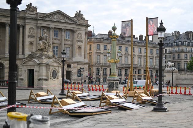 Violence following the Bayern PSG match Yann Arthus Bertrands exhibition on living together was vandalized at Place de la Concorde Volunteers are helping him put everything back in place The photographer apologized on social networks for seeing his panels littering the ground, before thanking the volunteers who came to help him put them back in place on Thursday morning 07 05 2026 Paris, FRANCE Lionel Urman Bestimage Violence following the Bayern PSG match Yann Arthus Bertrands exhibition on living together was vandalized at Place de la Concorde Volunteers are helping him put everything back in place The photographer expressed his dismay on social media at seeing his display panels strewn across the ground He went on to thank the volunteer  Copyright: xLIONELxURMANxx xBESTIMAGExLIONELxURMANxx xBESTIMAGEx