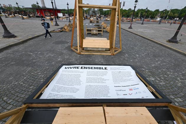 Violence following the Bayern PSG match Yann Arthus Bertrands exhibition on living together was vandalized at Place de la Concorde Volunteers are helping him put everything back in place The photographer apologized on social networks for seeing his panels littering the ground, before thanking the volunteers who came to help him put them back in place on Thursday morning 07 05 2026 Paris, FRANCE Lionel Urman Bestimage Violence following the Bayern PSG match Yann Arthus Bertrands exhibition on living together was vandalized at Place de la Concorde Volunteers are helping him put everything back in place The photographer expressed his dismay on social media at seeing his display panels strewn across the ground He went on to thank the volunteer  Copyright: xLIONELxURMANxx xBESTIMAGExLIONELxURMANxx xBESTIMAGEx