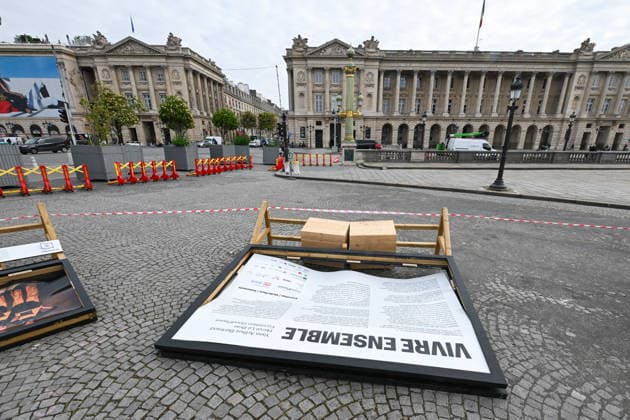 Violence following the Bayern PSG match Yann Arthus Bertrands exhibition on living together was vandalized at Place de la Concorde Volunteers are helping him put everything back in place The photographer apologized on social networks for seeing his panels littering the ground, before thanking the volunteers who came to help him put them back in place on Thursday morning 07 05 2026 Paris, FRANCE Lionel Urman Bestimage Violence following the Bayern PSG match Yann Arthus Bertrands exhibition on living together was vandalized at Place de la Concorde Volunteers are helping him put everything back in place The photographer expressed his dismay on social media at seeing his display panels strewn across the ground He went on to thank the volunteer  Copyright: xLIONELxURMANxx xBESTIMAGExLIONELxURMANxx xBESTIMAGEx
