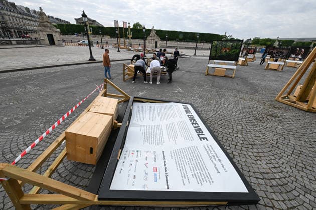 Violence following the Bayern PSG match Yann Arthus Bertrands exhibition on living together was vandalized at Place de la Concorde Volunteers are helping him put everything back in place The photographer apologized on social networks for seeing his panels littering the ground, before thanking the volunteers who came to help him put them back in place on Thursday morning 07 05 2026 Paris, FRANCE Lionel Urman Bestimage Violence following the Bayern PSG match Yann Arthus Bertrands exhibition on living together was vandalized at Place de la Concorde Volunteers are helping him put everything back in place The photographer expressed his dismay on social media at seeing his display panels strewn across the ground He went on to thank the volunteer  Copyright: xLIONELxURMANxx xBESTIMAGExLIONELxURMANxx xBESTIMAGEx