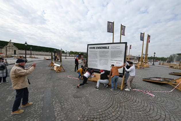 Violence following the Bayern PSG match Yann Arthus Bertrands exhibition on living together was vandalized at Place de la Concorde Volunteers are helping him put everything back in place The photographer apologized on social networks for seeing his panels littering the ground, before thanking the volunteers who came to help him put them back in place on Thursday morning 07 05 2026 Paris, FRANCE Lionel Urman Bestimage Violence following the Bayern PSG match Yann Arthus Bertrands exhibition on living together was vandalized at Place de la Concorde Volunteers are helping him put everything back in place The photographer expressed his dismay on social media at seeing his display panels strewn across the ground He went on to thank the volunteer  Copyright: xLIONELxURMANxx xBESTIMAGExLIONELxURMANxx xBESTIMAGEx