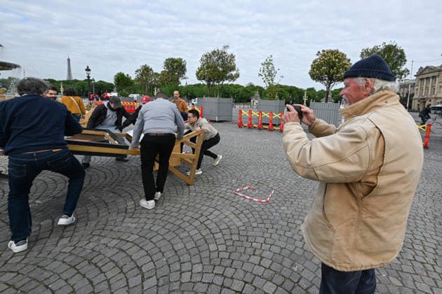 Violence following the Bayern PSG match Yann Arthus Bertrands exhibition on living together was vandalized at Place de la Concorde Volunteers are helping him put everything back in place The photographer apologized on social networks for seeing his panels littering the ground, before thanking the volunteers who came to help him put them back in place on Thursday morning 07 05 2026 Paris, FRANCE Lionel Urman Bestimage Violence following the Bayern PSG match Yann Arthus Bertrands exhibition on living together was vandalized at Place de la Concorde Volunteers are helping him put everything back in place The photographer expressed his dismay on social media at seeing his display panels strewn across the ground He went on to thank the volunteer  Copyright: xLIONELxURMANxx xBESTIMAGExLIONELxURMANxx xBESTIMAGEx