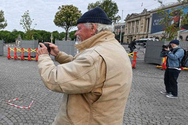 Violence following the Bayern PSG match Yann Arthus Bertrands exhibition on living together was vandalized at Place de la Concorde Volunteers are helping him put everything back in place The photographer apologized on social networks for seeing his panels littering the ground, before thanking the volunteers who came to help him put them back in place on Thursday morning 07 05 2026 Paris, FRANCE Lionel Urman Bestimage Violence following the Bayern PSG match Yann Arthus Bertrands exhibition on living together was vandalized at Place de la Concorde Volunteers are helping him put everything back in place The photographer expressed his dismay on social media at seeing his display panels strewn across the ground He went on to thank the volunteer  Copyright: xLIONELxURMANxx xBESTIMAGExLIONELxURMANxx xBESTIMAGEx