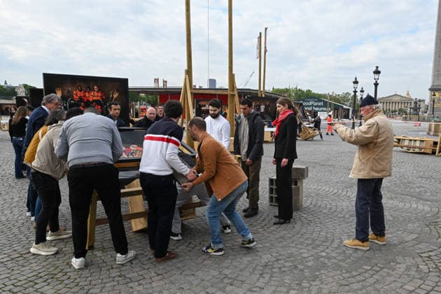 Violence following the Bayern PSG match Yann Arthus Bertrands exhibition on living together was vandalized at Place de la Concorde Volunteers are helping him put everything back in place The photographer apologized on social networks for seeing his panels littering the ground, before thanking the volunteers who came to help him put them back in place on Thursday morning 07 05 2026 Paris, FRANCE Lionel Urman Bestimage Violence following the Bayern PSG match Yann Arthus Bertrands exhibition on living together was vandalized at Place de la Concorde Volunteers are helping him put everything back in place The photographer expressed his dismay on social media at seeing his display panels strewn across the ground He went on to thank the volunteer  Copyright: xLIONELxURMANxx xBESTIMAGExLIONELxURMANxx xBESTIMAGEx