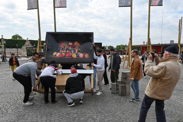Violence following the Bayern PSG match Yann Arthus Bertrands exhibition on living together was vandalized at Place de la Concorde Volunteers are helping him put everything back in place The photographer apologized on social networks for seeing his panels littering the ground, before thanking the volunteers who came to help him put them back in place on Thursday morning 07 05 2026 Paris, FRANCE Lionel Urman Bestimage Violence following the Bayern PSG match Yann Arthus Bertrands exhibition on living together was vandalized at Place de la Concorde Volunteers are helping him put everything back in place The photographer expressed his dismay on social media at seeing his display panels strewn across the ground He went on to thank the volunteer  Copyright: xLIONELxURMANxx xBESTIMAGExLIONELxURMANxx xBESTIMAGEx