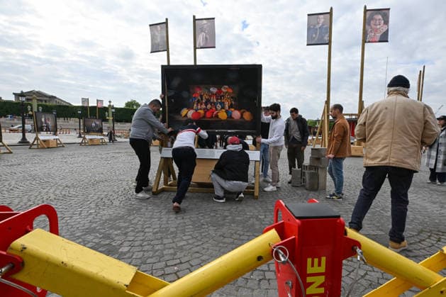 Violence following the Bayern PSG match Yann Arthus Bertrands exhibition on living together was vandalized at Place de la Concorde Volunteers are helping him put everything back in place The photographer apologized on social networks for seeing his panels littering the ground, before thanking the volunteers who came to help him put them back in place on Thursday morning 07 05 2026 Paris, FRANCE Lionel Urman Bestimage Violence following the Bayern PSG match Yann Arthus Bertrands exhibition on living together was vandalized at Place de la Concorde Volunteers are helping him put everything back in place The photographer expressed his dismay on social media at seeing his display panels strewn across the ground He went on to thank the volunteer  Copyright: xLIONELxURMANxx xBESTIMAGExLIONELxURMANxx xBESTIMAGEx