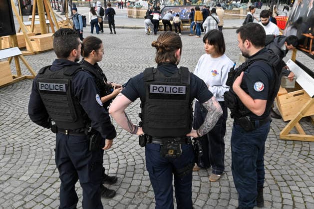 Violence following the Bayern PSG match Yann Arthus Bertrands exhibition on living together was vandalized at Place de la Concorde Volunteers are helping him put everything back in place The photographer apologized on social networks for seeing his panels littering the ground, before thanking the volunteers who came to help him put them back in place on Thursday morning 07 05 2026 Paris, FRANCE Lionel Urman Bestimage Violence following the Bayern PSG match Yann Arthus Bertrands exhibition on living together was vandalized at Place de la Concorde Volunteers are helping him put everything back in place The photographer expressed his dismay on social media at seeing his display panels strewn across the ground He went on to thank the volunteer  Copyright: xLIONELxURMANxx xBESTIMAGExLIONELxURMANxx xBESTIMAGEx