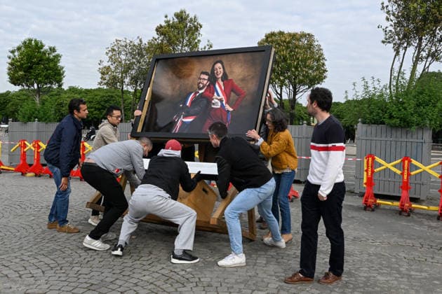 Violence following the Bayern PSG match Yann Arthus Bertrands exhibition on living together was vandalized at Place de la Concorde Volunteers are helping him put everything back in place The photographer apologized on social networks for seeing his panels littering the ground, before thanking the volunteers who came to help him put them back in place on Thursday morning 07 05 2026 Paris, FRANCE Lionel Urman Bestimage Violence following the Bayern PSG match Yann Arthus Bertrands exhibition on living together was vandalized at Place de la Concorde Volunteers are helping him put everything back in place The photographer expressed his dismay on social media at seeing his display panels strewn across the ground He went on to thank the volunteer  Copyright: xLIONELxURMANxx xBESTIMAGExLIONELxURMANxx xBESTIMAGEx
