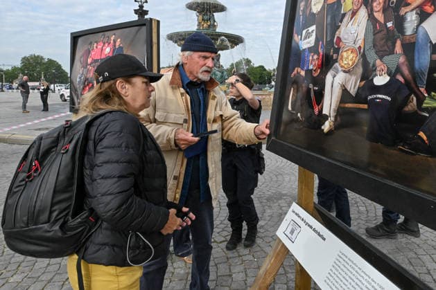Violence following the Bayern PSG match Yann Arthus Bertrands exhibition on living together was vandalized at Place de la Concorde Volunteers are helping him put everything back in place The photographer apologized on social networks for seeing his panels littering the ground, before thanking the volunteers who came to help him put them back in place on Thursday morning 07 05 2026 Paris, FRANCE Lionel Urman Bestimage Violence following the Bayern PSG match Yann Arthus Bertrands exhibition on living together was vandalized at Place de la Concorde Volunteers are helping him put everything back in place The photographer expressed his dismay on social media at seeing his display panels strewn across the ground He went on to thank the volunteer  Copyright: xLIONELxURMANxx xBESTIMAGExLIONELxURMANxx xBESTIMAGEx