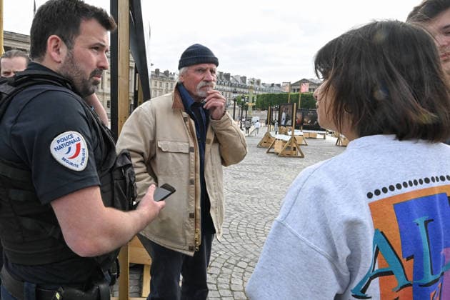 Violence following the Bayern PSG match Yann Arthus Bertrands exhibition on living together was vandalized at Place de la Concorde Volunteers are helping him put everything back in place The photographer apologized on social networks for seeing his panels littering the ground, before thanking the volunteers who came to help him put them back in place on Thursday morning 07 05 2026 Paris, FRANCE Lionel Urman Bestimage Violence following the Bayern PSG match Yann Arthus Bertrands exhibition on living together was vandalized at Place de la Concorde Volunteers are helping him put everything back in place The photographer expressed his dismay on social media at seeing his display panels strewn across the ground He went on to thank the volunteer  Copyright: xLIONELxURMANxx xBESTIMAGExLIONELxURMANxx xBESTIMAGEx