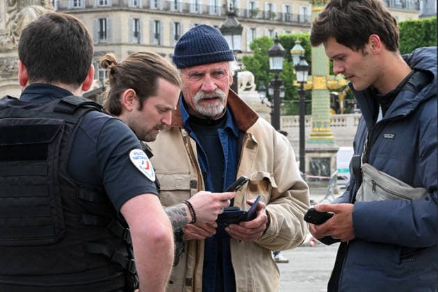 Violence following the Bayern PSG match Yann Arthus Bertrands exhibition on living together was vandalized at Place de la Concorde Volunteers are helping him put everything back in place The photographer apologized on social networks for seeing his panels littering the ground, before thanking the volunteers who came to help him put them back in place on Thursday morning 07 05 2026 Paris, FRANCE Lionel Urman Bestimage Violence following the Bayern PSG match Yann Arthus Bertrands exhibition on living together was vandalized at Place de la Concorde Volunteers are helping him put everything back in place The photographer expressed his dismay on social media at seeing his display panels strewn across the ground He went on to thank the volunteer  Copyright: xLIONELxURMANxx xBESTIMAGExLIONELxURMANxx xBESTIMAGEx
