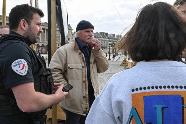 Violence following the Bayern PSG match Yann Arthus Bertrands exhibition on living together was vandalized at Place de la Concorde Volunteers are helping him put everything back in place The photographer apologized on social networks for seeing his panels littering the ground, before thanking the volunteers who came to help him put them back in place on Thursday morning 07 05 2026 Paris, FRANCE Lionel Urman Bestimage Violence following the Bayern PSG match Yann Arthus Bertrands exhibition on living together was vandalized at Place de la Concorde Volunteers are helping him put everything back in place The photographer expressed his dismay on social media at seeing his display panels strewn across the ground He went on to thank the volunteer  Copyright: xLIONELxURMANxx xBESTIMAGExLIONELxURMANxx xBESTIMAGEx