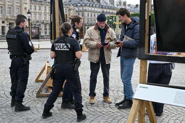 Violence following the Bayern PSG match Yann Arthus Bertrands exhibition on living together was vandalized at Place de la Concorde Volunteers are helping him put everything back in place The photographer apologized on social networks for seeing his panels littering the ground, before thanking the volunteers who came to help him put them back in place on Thursday morning 07 05 2026 Paris, FRANCE Lionel Urman Bestimage Violence following the Bayern PSG match Yann Arthus Bertrands exhibition on living together was vandalized at Place de la Concorde Volunteers are helping him put everything back in place The photographer expressed his dismay on social media at seeing his display panels strewn across the ground He went on to thank the volunteer  Copyright: xLIONELxURMANxx xBESTIMAGExLIONELxURMANxx xBESTIMAGEx