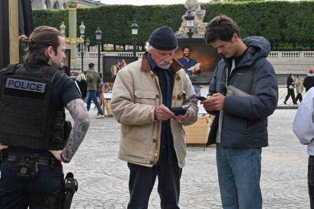 Violence following the Bayern PSG match Yann Arthus Bertrands exhibition on living together was vandalized at Place de la Concorde Volunteers are helping him put everything back in place The photographer apologized on social networks for seeing his panels littering the ground, before thanking the volunteers who came to help him put them back in place on Thursday morning 07 05 2026 Paris, FRANCE Lionel Urman Bestimage Violence following the Bayern PSG match Yann Arthus Bertrands exhibition on living together was vandalized at Place de la Concorde Volunteers are helping him put everything back in place The photographer expressed his dismay on social media at seeing his display panels strewn across the ground He went on to thank the volunteer  Copyright: xLIONELxURMANxx xBESTIMAGExLIONELxURMANxx xBESTIMAGEx