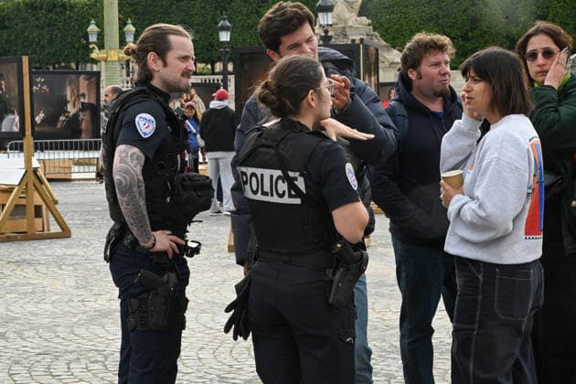 Violence following the Bayern PSG match Yann Arthus Bertrands exhibition on living together was vandalized at Place de la Concorde Volunteers are helping him put everything back in place The photographer apologized on social networks for seeing his panels littering the ground, before thanking the volunteers who came to help him put them back in place on Thursday morning 07 05 2026 Paris, FRANCE Lionel Urman Bestimage Violence following the Bayern PSG match Yann Arthus Bertrands exhibition on living together was vandalized at Place de la Concorde Volunteers are helping him put everything back in place The photographer expressed his dismay on social media at seeing his display panels strewn across the ground He went on to thank the volunteer  Copyright: xLIONELxURMANxx xBESTIMAGExLIONELxURMANxx xBESTIMAGEx