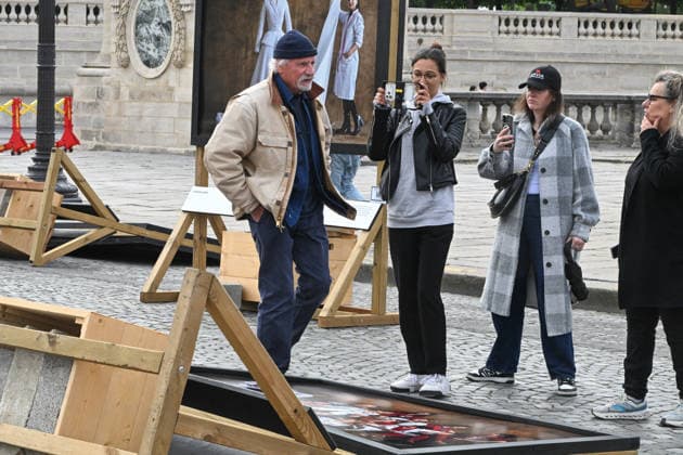 Violence following the Bayern PSG match Yann Arthus Bertrands exhibition on living together was vandalized at Place de la Concorde Volunteers are helping him put everything back in place The photographer apologized on social networks for seeing his panels littering the ground, before thanking the volunteers who came to help him put them back in place on Thursday morning 07 05 2026 Paris, FRANCE Lionel Urman Bestimage Violence following the Bayern PSG match Yann Arthus Bertrands exhibition on living together was vandalized at Place de la Concorde Volunteers are helping him put everything back in place The photographer expressed his dismay on social media at seeing his display panels strewn across the ground He went on to thank the volunteer  Copyright: xLIONELxURMANxx xBESTIMAGExLIONELxURMANxx xBESTIMAGEx