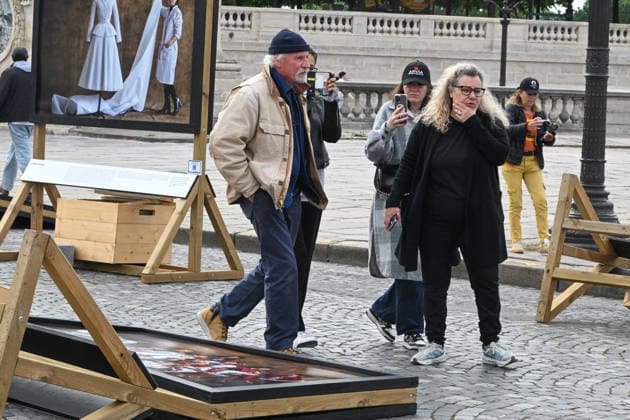 Violence following the Bayern PSG match Yann Arthus Bertrands exhibition on living together was vandalized at Place de la Concorde Volunteers are helping him put everything back in place The photographer apologized on social networks for seeing his panels littering the ground, before thanking the volunteers who came to help him put them back in place on Thursday morning 07 05 2026 Paris, FRANCE Lionel Urman Bestimage Violence following the Bayern PSG match Yann Arthus Bertrands exhibition on living together was vandalized at Place de la Concorde Volunteers are helping him put everything back in place The photographer expressed his dismay on social media at seeing his display panels strewn across the ground He went on to thank the volunteer  Copyright: xLIONELxURMANxx xBESTIMAGExLIONELxURMANxx xBESTIMAGEx
